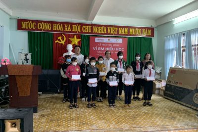 Viettel Trà Bồng tổ chức trao học bổng “Vì em hiếu học” cho học sinh có hoàn cảnh khó khăn, vươn lên trong học tập